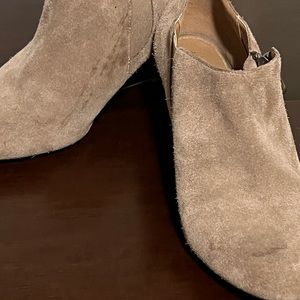 Adrienne Vittadini Camel Suede Outside Zip Wedge Bootie Size 9
